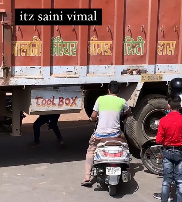 ರಸ್ತೆಗೆ ಅಡ್ಡ ನಿಂತಿದ್ದ ಟ್ರಕ್ ಕೆಳಗೆ ಸ್ಕೂಟರ್ ನುಗ್ಗಿಸಿದ ಯುವಕ