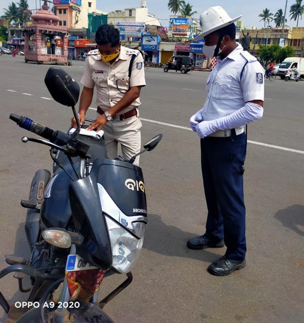 ಫೇಸ್ಮಾಸ್ಕ್ ಧರಿಸದೇ ದಂಡ ತೆತ್ತ ಟ್ರಾಫಿಕ್ ಕಾನ್ಸ್ಟೇಬಲ್