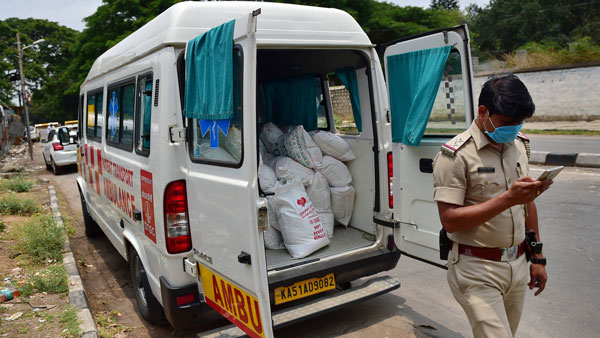 ಆಂಬ್ಯುಲೆನ್ಸ್ ಸಿಗದೇ ತಾಯಿ ಶವವನ್ನು ಬೈಕ್ನಲ್ಲಿ ಸಾಗಿಸಿದ ಮಗ