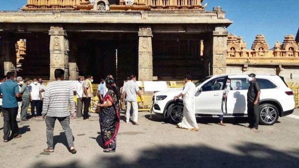 ಲಾಕ್ಡೌನ್ ನಿಯಮ ಉಲ್ಲಂಘಿಸಿ ದೇವಾಲಯಕ್ಕೆ ಭೇಟಿ ನೀಡಿದ ಮುಖ್ಯಮಂತ್ರಿ ಪುತ್ರ