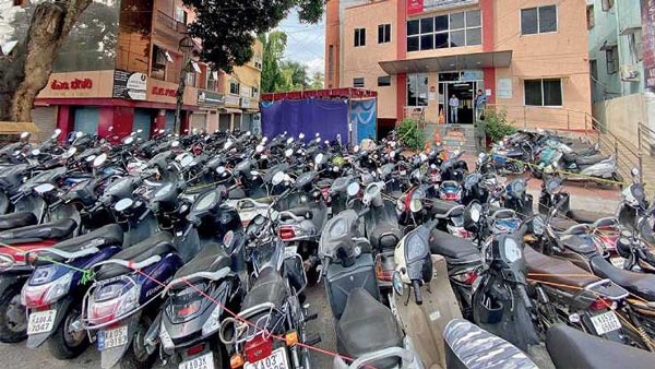 ಪಾರ್ಕಿಂಗ್'ಗೆ ಕೊರತೆ ಎದುರಾದ ಹಿನ್ನೆಲೆ, ವಶಪಡಿಸಿಕೊಂಡ ವಾಹನಗಳನ್ನು ಹಿಂದಿರುಗಿಸಲು ಮುಂದಾದ ಬೆಂಗಳೂರು ಪೊಲೀಸರು