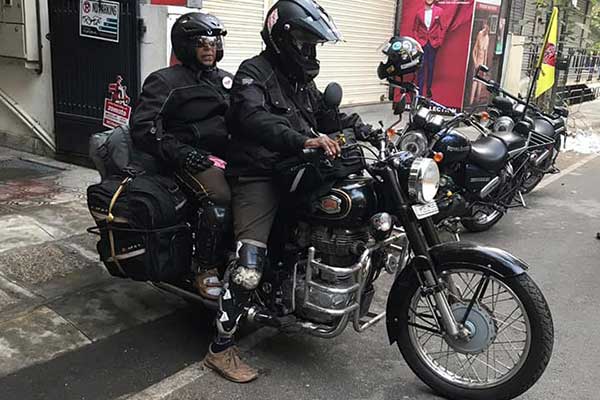 ರಾಯಲ್ ಎನ್ಫೀಲ್ಡ್ ಬುಲೆಟ್ ಬೈಕಿನಲ್ಲಿ ದೇಶ ಸುತ್ತುತ್ತಿದ್ದ ವೃದ್ಧ ದಂಪತಿಯ ಬಲಿ ಪಡೆದ ಕರೋನಾ ವೈರಸ್