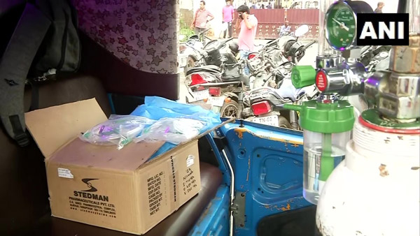 ಆಕ್ಸಿಜನ್ ಆಟೋ ಮೂಲಕ ಕರೋನಾ ಸೋಂಕಿತರಿಗೆ ನೆರವಾಗುತ್ತಿರುವ ಎನ್ಜಿಒ ನಿರ್ದೇಶಕಿ