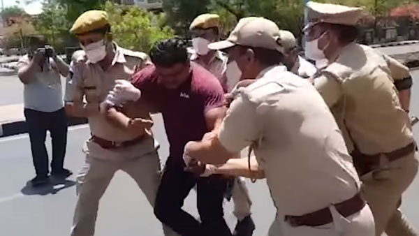 ಕರ್ಪ್ಯೂ ವೇಳೆ ಹೊರ ಬಂದವರನ್ನು ಆಂಬ್ಯುಲೆನ್ಸ್'ನೊಳಕ್ಕೆ ತಳ್ಳಿದ ಪೊಲೀಸರು