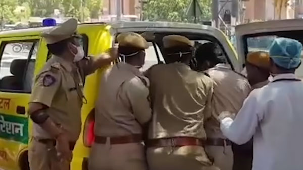 ಕರ್ಪ್ಯೂ ವೇಳೆ ಹೊರ ಬಂದವರನ್ನು ಆಂಬ್ಯುಲೆನ್ಸ್'ನೊಳಕ್ಕೆ ತಳ್ಳಿದ ಪೊಲೀಸರು
