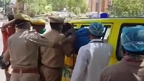 ಕರ್ಪ್ಯೂ ವೇಳೆ ಹೊರ ಬಂದವರನ್ನು ಆಂಬ್ಯುಲೆನ್ಸ್'ನೊಳಕ್ಕೆ ತಳ್ಳಿದ ಪೊಲೀಸರು