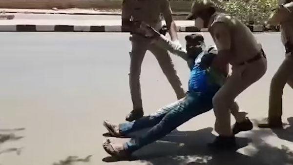 ಕರ್ಪ್ಯೂ ವೇಳೆ ಹೊರ ಬಂದವರನ್ನು ಆಂಬ್ಯುಲೆನ್ಸ್'ನೊಳಕ್ಕೆ ತಳ್ಳಿದ ಪೊಲೀಸರು