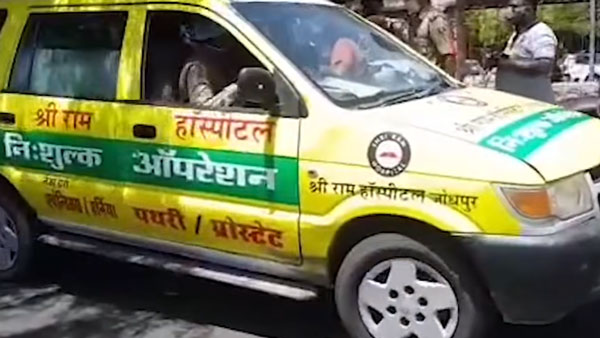 ಕರ್ಪ್ಯೂ ವೇಳೆ ಹೊರ ಬಂದವರನ್ನು ಆಂಬ್ಯುಲೆನ್ಸ್'ನೊಳಕ್ಕೆ ತಳ್ಳಿದ ಪೊಲೀಸರು