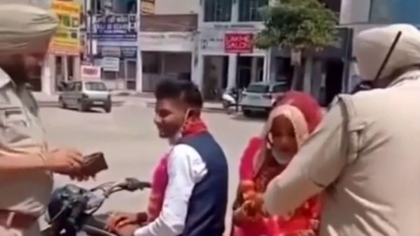 ಲಾಕ್ಡೌನ್ ಅವಧಿಯಲ್ಲಿ ಮದುವೆಯಾದ ನವ ದಂಪತಿಗೆ ಹಣ ನೀಡಿ ಹರಸಿದ ಪೊಲೀಸರು