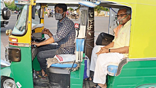 ಕರೋನಾ ಸೋಂಕಿತರ ಬೆಂಬಲಕ್ಕೆ ಬಂದ ಆಟೋ ಚಾಲಕನಿಗೆ ದಂಡ ವಿಧಿಸಿದ ಪೊಲೀಸರು