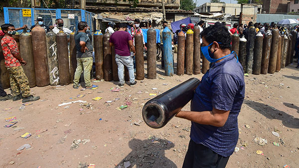 ಕರೋನಾ ಸೋಂಕಿತರಿಗೆ ನೆರವಾಗಲು ಆಟೋ ರಿಕ್ಷಾಗಳನ್ನು ಆಂಬ್ಯುಲೆನ್ಸ್ಗಳಾಗಿ ಬದಲಿಸಿದ ಆಟೋ ಚಾಲಕರು
