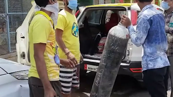 ಕರೋನಾ ಸೋಂಕಿತರಿಗಾಗಿ ಕಾರುಗಳನ್ನು ಮೊಬೈಲ್ ಆಸ್ಪತ್ರೆಗಳಾಗಿ ಬದಲಿಸಿದ ಯುವಕರು