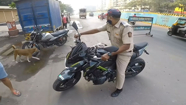 ಬೈಕ್ ಸವಾರನ ಒತ್ತಾಯಕ್ಕೆ ಮಣಿದು ಸೂಪರ್ಬೈಕ್ ಚಾಲನೆ ಮಾಡಿದ ಪೊಲೀಸಪ್ಪ