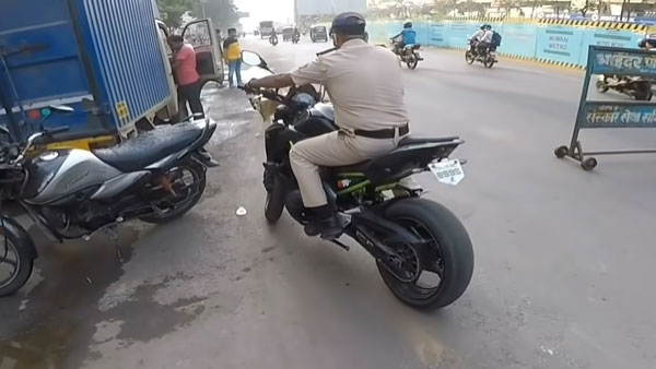 ಬೈಕ್ ಸವಾರನ ಒತ್ತಾಯಕ್ಕೆ ಮಣಿದು ಸೂಪರ್ಬೈಕ್ ಚಾಲನೆ ಮಾಡಿದ ಪೊಲೀಸಪ್ಪ
