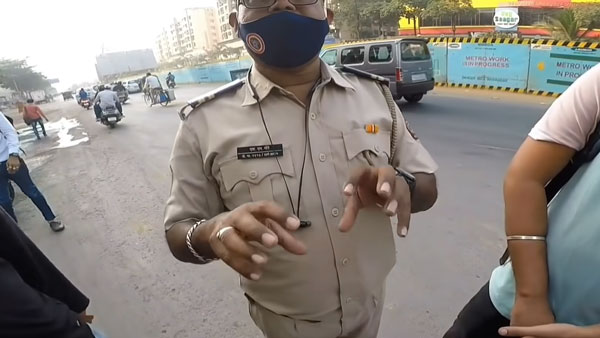 ಬೈಕ್ ಸವಾರನ ಒತ್ತಾಯಕ್ಕೆ ಮಣಿದು ಸೂಪರ್ಬೈಕ್ ಚಾಲನೆ ಮಾಡಿದ ಪೊಲೀಸಪ್ಪ