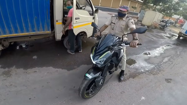ಬೈಕ್ ಸವಾರನ ಒತ್ತಾಯಕ್ಕೆ ಮಣಿದು ಸೂಪರ್ಬೈಕ್ ಚಾಲನೆ ಮಾಡಿದ ಪೊಲೀಸಪ್ಪ