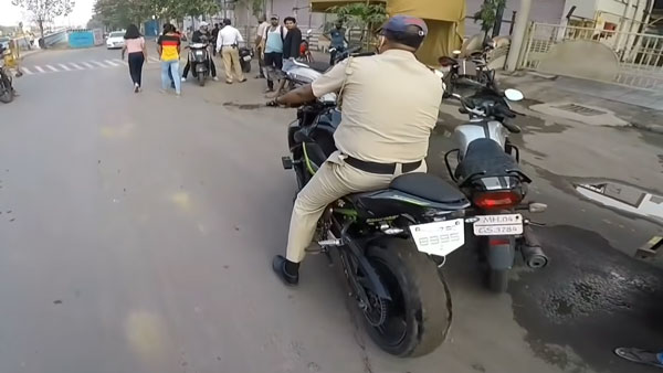 ಬೈಕ್ ಸವಾರನ ಒತ್ತಾಯಕ್ಕೆ ಮಣಿದು ಸೂಪರ್ಬೈಕ್ ಚಾಲನೆ ಮಾಡಿದ ಪೊಲೀಸಪ್ಪ