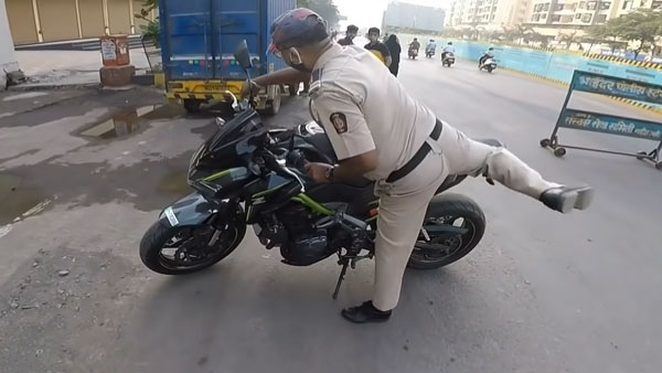 ಬೈಕ್ ಸವಾರನ ಒತ್ತಾಯಕ್ಕೆ ಮಣಿದು ಸೂಪರ್ಬೈಕ್ ಚಾಲನೆ ಮಾಡಿದ ಪೊಲೀಸಪ್ಪ