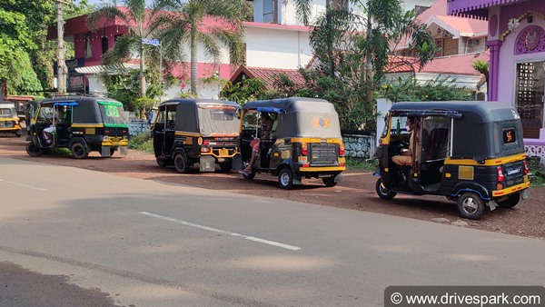 ಆಂಬ್ಯುಲೆನ್ಸ್ ಸಿಗದೇ ಬೆಂಗಳೂರಿನಿಂದ ಮಂಡ್ಯಕ್ಕೆ ಆಟೋದಲ್ಲೇ ತಾಯಿಯ ಮೃತದೇಹ ಸಾಗಿಸಿದ ಮಗ