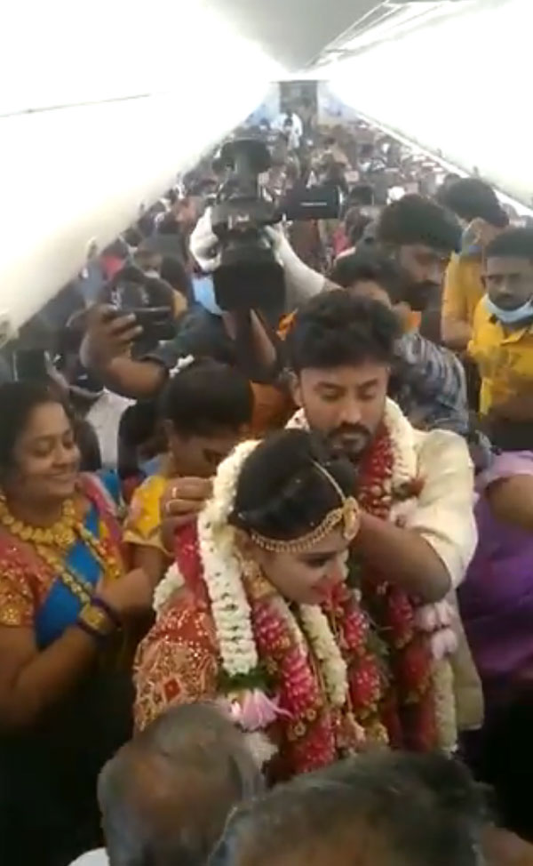 ಲಾಕ್ಡೌನ್ ಕಾರಣಕ್ಕೆ ವಿಮಾನದಲ್ಲಿ ಮದುವೆಯಾದ ಯುವಕ