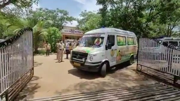 ಕರೋನಾ ಸೋಂಕಿತ ಮೃತದೇಹವಿದ್ದ ಆ್ಯಂಬುಲೆನ್ಸ್ ಚಾಲನೆ ಮಾಡಿ ಮೆಚ್ಚುಗೆಗೆ ಪಾತ್ರರಾದ ಶಾಸಕ ರೇಣುಕಾಚಾರ್ಯ
