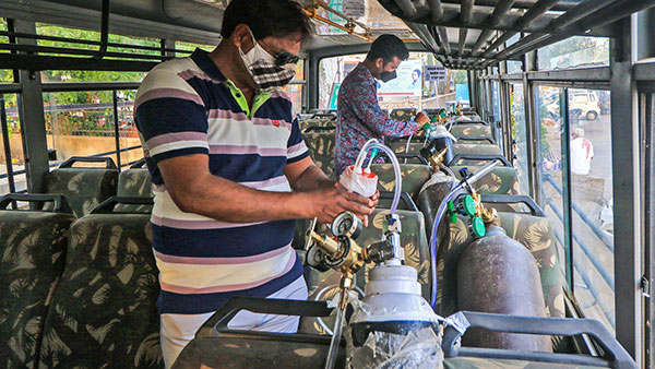 ಉಚಿತವಾಗಿ ಆಕ್ಸಿಜನ್ ಪೂರೈಸುವ ಆಕ್ಸಿಟ್ಯಾಕ್ಸಿ ಸೇವೆಗೆ ಚಾಲನೆ ನೀಡಿದ ಐಎಎಸ್ ಅಧಿಕಾರಿ