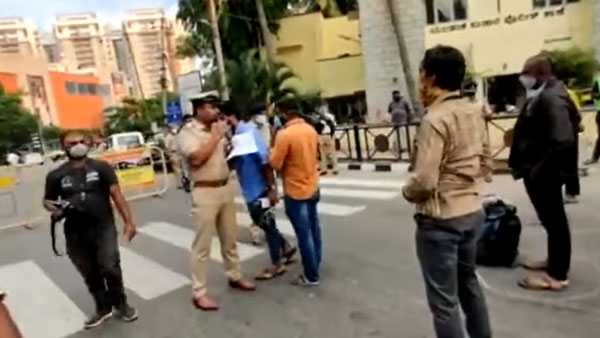 ಲಾಕ್ಡೌನ್ ನಿಯಮ ಉಲ್ಲಂಘಿಸಿದ 2,200ಕ್ಕೂ ಹೆಚ್ಚು ವಾಹನಗಳನ್ನು ವಶಕ್ಕೆ ಪಡೆದ ಬೆಂಗಳೂರು ಪೊಲೀಸರು