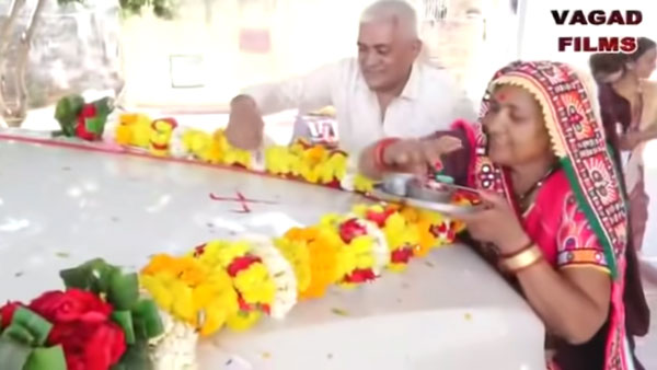 ಪೋಷಕರಿಗೆ ಐಷಾರಾಮಿ ಟೊಯೊಟಾ ಫಾರ್ಚೂನರ್ ಎಸ್ಯುವಿಯನ್ನು ಗಿಫ್ಟ್ ಕೊಟ್ಟ ಮಕ್ಕಳು