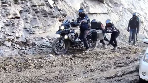 ಕೆಸರಿನಲ್ಲಿ ಸಿಲುಕಿದ ಐಷಾರಾಮಿ ಬಿಎಂಡಬ್ಲ್ಯು ಬೈಕ್, ಮುಂದೆ ಸಾಗಲು ನೆರವಾದ ರೈಡರ್ಗಳು