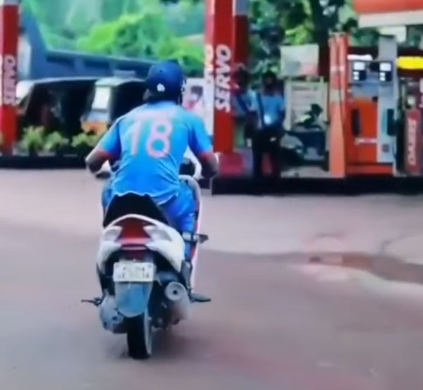 ಕ್ರಿಕೆಟ್ ಆಟಗಾರನಂತೆ ಉಡುಗೆ ತೊಟ್ಟು ಬೆಲೆ ಏರಿಕೆ ವಿರುದ್ಧ ಪ್ರತಿಭಟಿಸಿದ ಸ್ಕೂಟರ್ ಸವಾರ