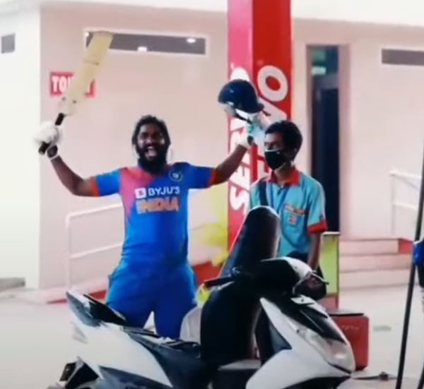 ಕ್ರಿಕೆಟ್ ಆಟಗಾರನಂತೆ ಉಡುಗೆ ತೊಟ್ಟು ಬೆಲೆ ಏರಿಕೆ ವಿರುದ್ಧ ಪ್ರತಿಭಟಿಸಿದ ಸ್ಕೂಟರ್ ಸವಾರ