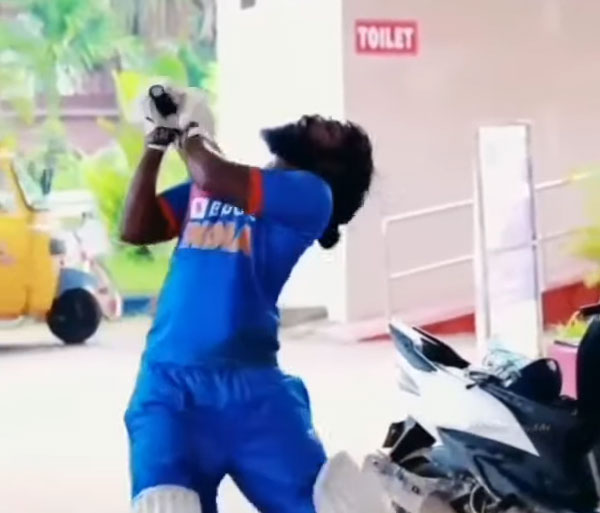 ಕ್ರಿಕೆಟ್ ಆಟಗಾರನಂತೆ ಉಡುಗೆ ತೊಟ್ಟು ಬೆಲೆ ಏರಿಕೆ ವಿರುದ್ಧ ಪ್ರತಿಭಟಿಸಿದ ಸ್ಕೂಟರ್ ಸವಾರ