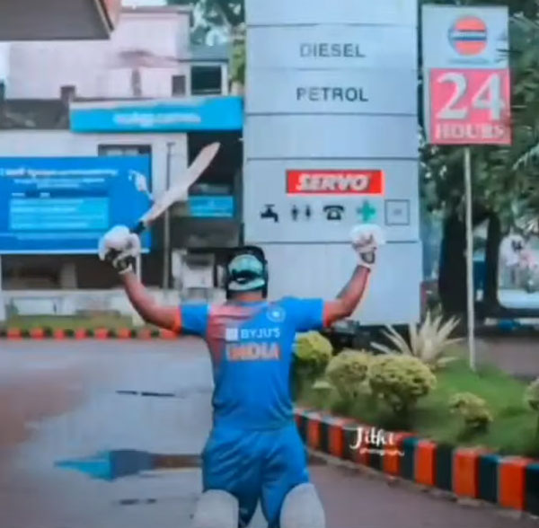 ಕ್ರಿಕೆಟ್ ಆಟಗಾರನಂತೆ ಉಡುಗೆ ತೊಟ್ಟು ಬೆಲೆ ಏರಿಕೆ ವಿರುದ್ಧ ಪ್ರತಿಭಟಿಸಿದ ಸ್ಕೂಟರ್ ಸವಾರ