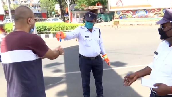 ವೈರಲ್ ಆಯ್ತು ಯುವಕರು ಕಾರಿನ ಮೇಲೆ ಸ್ಟಂಟ್ ಮಾಡುತ್ತಿರುವ ವೀಡಿಯೊ