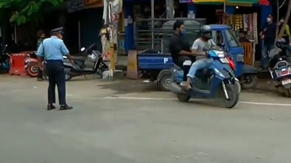 ಸ್ಕೂಟರಿಗೆ ಒದ್ದು ಸ್ಕೂಟರ್ ಸವಾರನನ್ನು ಕೆಳಗೆ ಬೀಳಿಸಿದ ಪೊಲೀಸ್ ಅಧಿಕಾರಿ