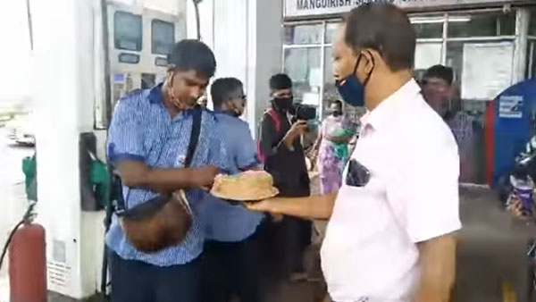 ಪೆಟ್ರೋಲ್, ಡೀಸೆಲ್ ಬೆಲೆ ಏರಿಕೆ ವಿರೋಧಿಸಿ ವಿಭಿನ್ನ ರೀತಿಯಲ್ಲಿ ಪ್ರತಿಭಟನೆ ನಡೆಸಿದ ಆಮ್ ಆದ್ಮಿ ಪಕ್ಷ