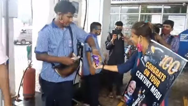 ಪೆಟ್ರೋಲ್, ಡೀಸೆಲ್ ಬೆಲೆ ಏರಿಕೆ ವಿರೋಧಿಸಿ ವಿಭಿನ್ನ ರೀತಿಯಲ್ಲಿ ಪ್ರತಿಭಟನೆ ನಡೆಸಿದ ಆಮ್ ಆದ್ಮಿ ಪಕ್ಷ