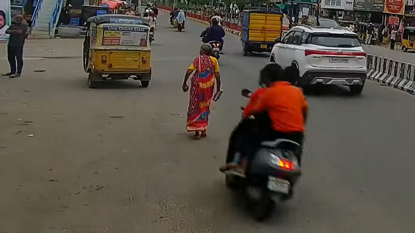 ವಯೋ ವೃದ್ಧೆಗೆ ಗುದ್ದಿ ಪರಾರಿಯಾದ ಅಪ್ರಾಪ್ತ ವಯಸ್ಕ ಸ್ಕೂಟರ್ ಸವಾರ