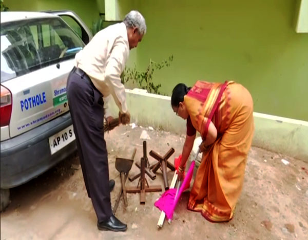 ಸ್ವಂತ ಹಣದಿಂದ ರಸ್ತೆ ದುರಸ್ತಿ ಮಾಡುತ್ತಿರುವ ವೃದ್ಧ ದಂಪತಿ