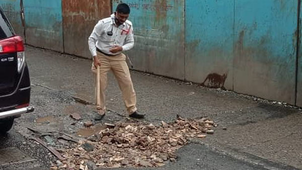 ರಸ್ತೆ ಗುಂಡಿಗಳನ್ನು ಮುಚ್ಚಿದ ಟ್ರಾಫಿಕ್ ಕಾನ್ಸ್ಟೆಬಲ್ಗಳು