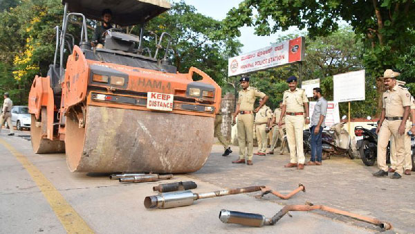 ರೋಡ್ ರೋಲರ್'ನಿಂದ ಪುಡಿ ಪುಡಿಯಾದ ಮಾಡಿಫೈಗೊಂಡ ಸೈಲೆನ್ಸರ್ಗಳು