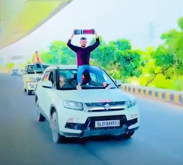 ಚಲಿಸುವ ಕಾರುಗಳ ರೂಫ್ ಮೇಲೆ ಕುಳಿತ ಯುವಕರ ವಿರುದ್ಧ ಪ್ರಕರಣ ದಾಖಲಿಸಿದ ದೆಹಲಿ ಪೊಲೀಸರು