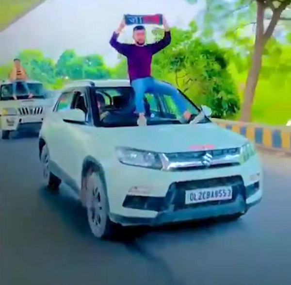 ಚಲಿಸುವ ಕಾರುಗಳ ರೂಫ್ ಮೇಲೆ ಕುಳಿತ ಯುವಕರ ವಿರುದ್ಧ ಪ್ರಕರಣ ದಾಖಲಿಸಿದ ದೆಹಲಿ ಪೊಲೀಸರು