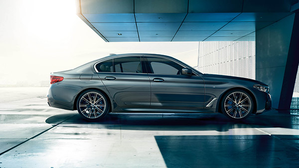ಐಷಾರಾಮಿ BMW 5 Series ಕಾರನ್ನು ಖರೀದಿಸಿದ 'ರಾಜಕುಮಾರ' ನಿರ್ದೇಶಕ ಸಂತೋಷ್ ಆನಂದ್ ರಾಮ್