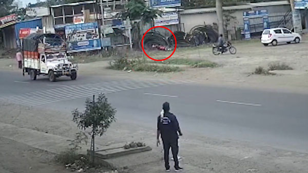 ಸವಾರನಿಲ್ಲದೇ ಹೆದ್ದಾರಿಯಲ್ಲಿ ವೇಗವಾಗಿ ಚಲಿಸಿದ ರಾಯಲ್ ಎನ್ಫೀಲ್ಡ್ ಬೈಕ್
