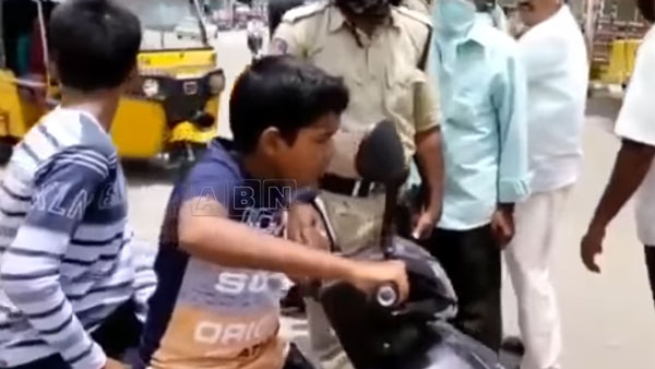 ಸಂಚಾರಿ ಪೊಲೀಸರಿಗೆ ಎಲೆಕ್ಟ್ರಿಕ್ ವಾಹನ ಚಾಲನಾ ನಿಯಮಗಳ ಬಗ್ಗೆ ತಿಳಿಸಿದ ಬಾಲಕ