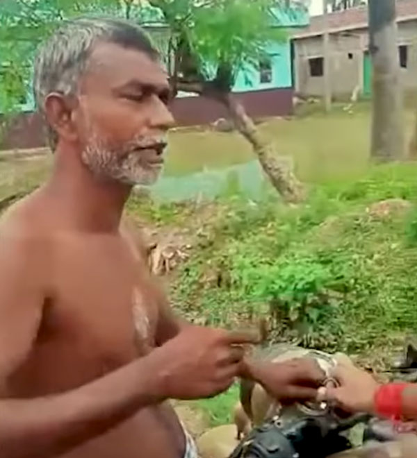 ಬೈಕಿನಲ್ಲಿ ಅಸಭ್ಯವಾಗಿ ಪ್ರಯಾಣಿಸುತ್ತಿದ್ದ ಜೋಡಿಗೆ ಛೀಮಾರಿ ಹಾಕಿದ ಸ್ಥಳೀಯರು