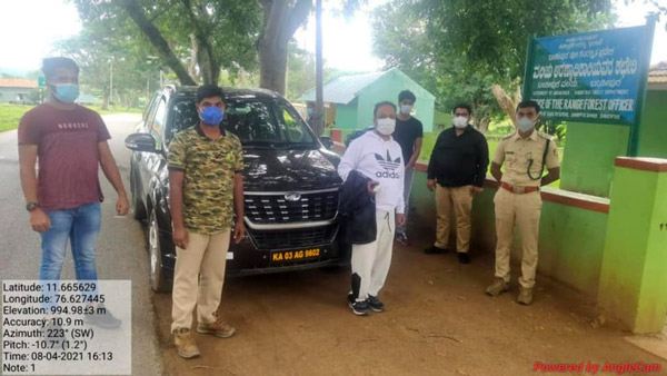 ಕಾಡು ಪ್ರಾಣಿಗೆ ಆಹಾರ ನೀಡಿ ಸಂಕಷ್ಟಕ್ಕೆ ಸಿಲುಕಿದ ಪತ್ರಕರ್ತ