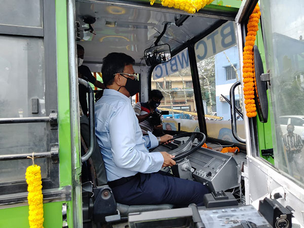 ಮೊದಲ ಬಾರಿಗೆ ಸಿಎನ್ಜಿ ಬಸ್ಸುಗಳಿಗೆ ಚಾಲನೆ ನೀಡಿದ ಪಶ್ಚಿಮ ಬಂಗಾಳ ಸರ್ಕಾರ