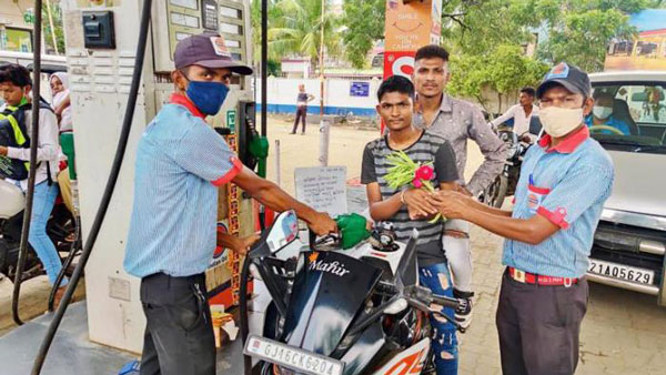 ನೀರಜ್ ಹೆಸರಿನ ವ್ಯಕ್ತಿಗಳಿಗೆ ಉಚಿತವಾಗಿ ರೂ.501 ಬೆಲೆಯ ಪೆಟ್ರೋಲ್ ನೀಡಿದ ಪೆಟ್ರೋಲ್ ಬಂಕ್ ಮಾಲೀಕ